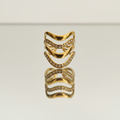 Anelli gold su sfondo bianco specchiato