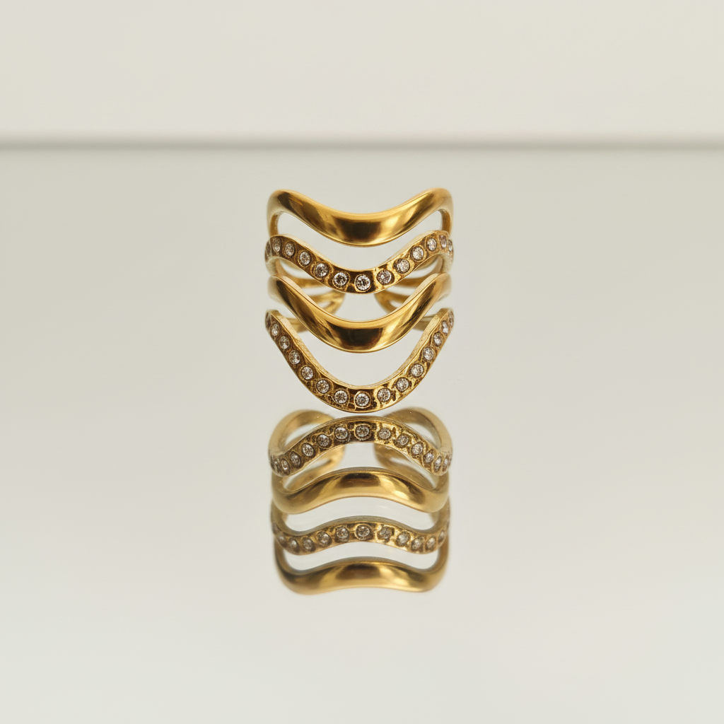 Anelli gold su sfondo bianco specchiato