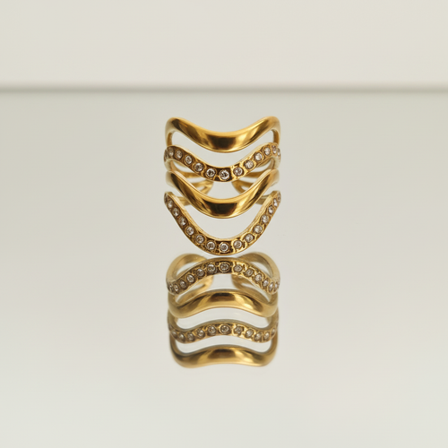 Anelli gold su sfondo bianco specchiato