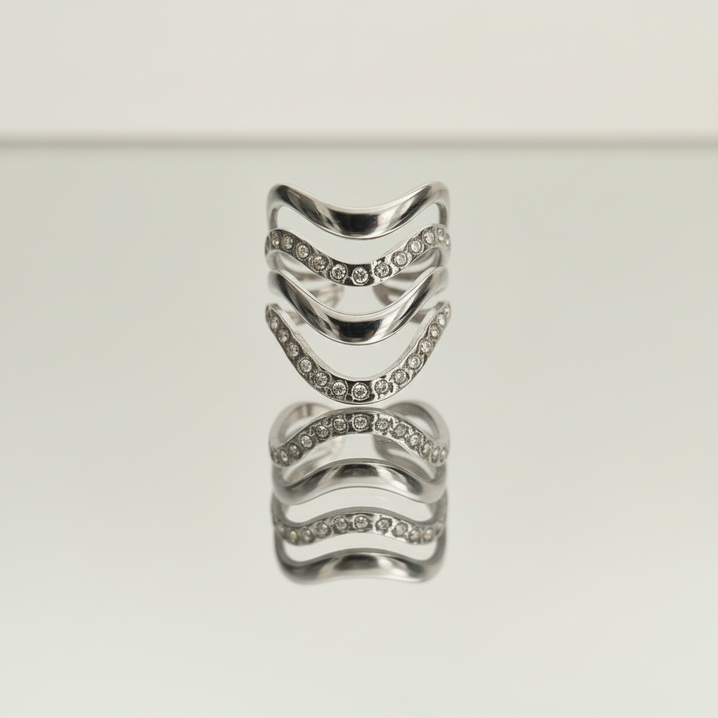 Anelli silver su sfondo bianco specchiato