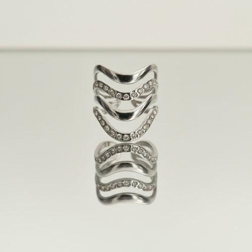 Anelli silver su sfondo bianco specchiato