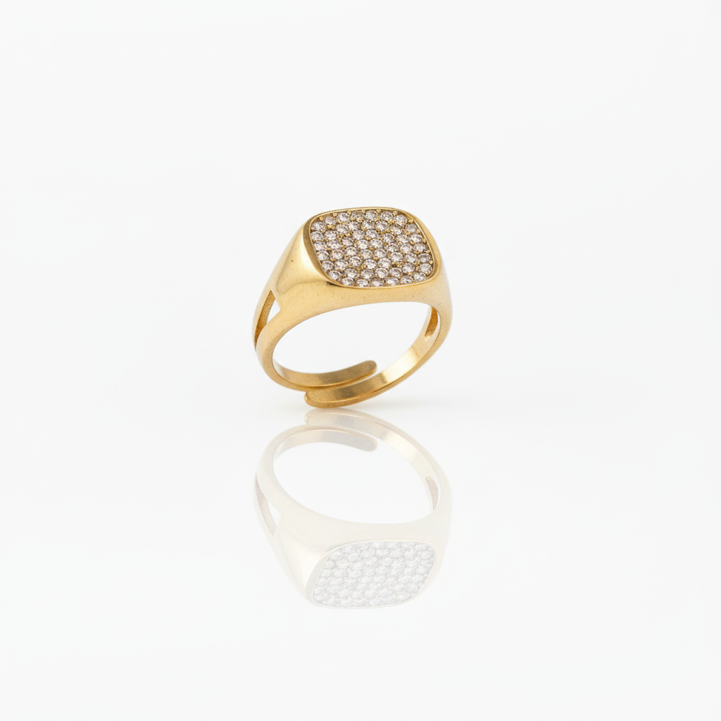 Anello oro pavé zirconi su sfondo bianco riflettente