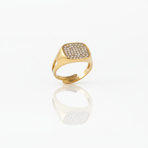 Anello oro pavé zirconi su sfondo bianco riflettente