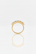 Anello regolabile oro sfondo bianco