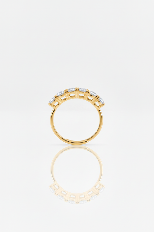 Anello regolabile oro sfondo bianco