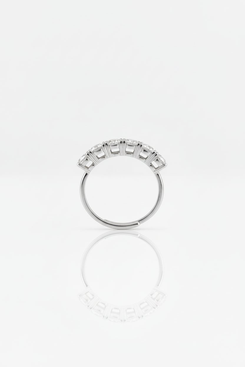 Anello regolabile sfondo bianco