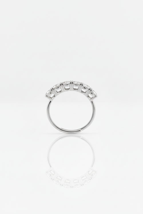 Anello regolabile sfondo bianco