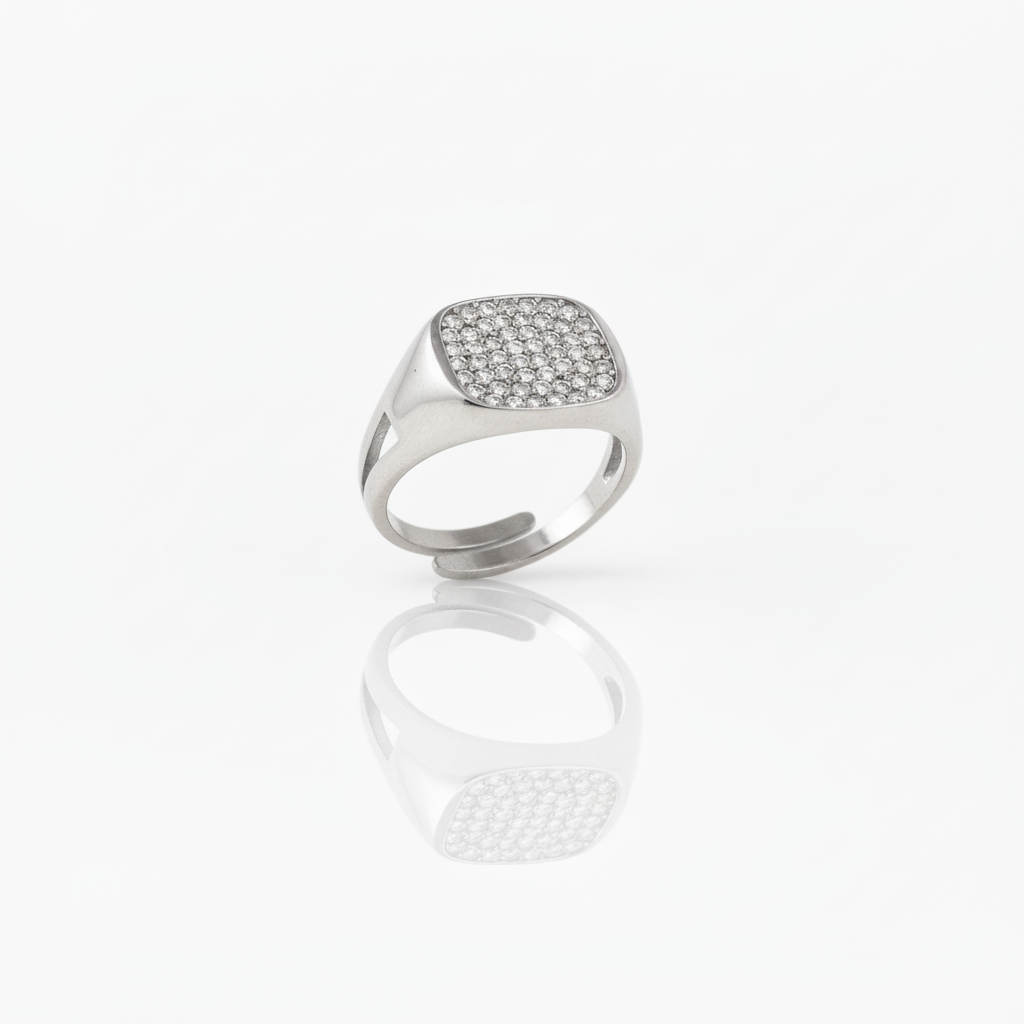 Anello silver pavé zirconi su sfondo bianco riflettente