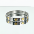 Bracciale elastico silver con cuori gold su sfondo bianco specchiato