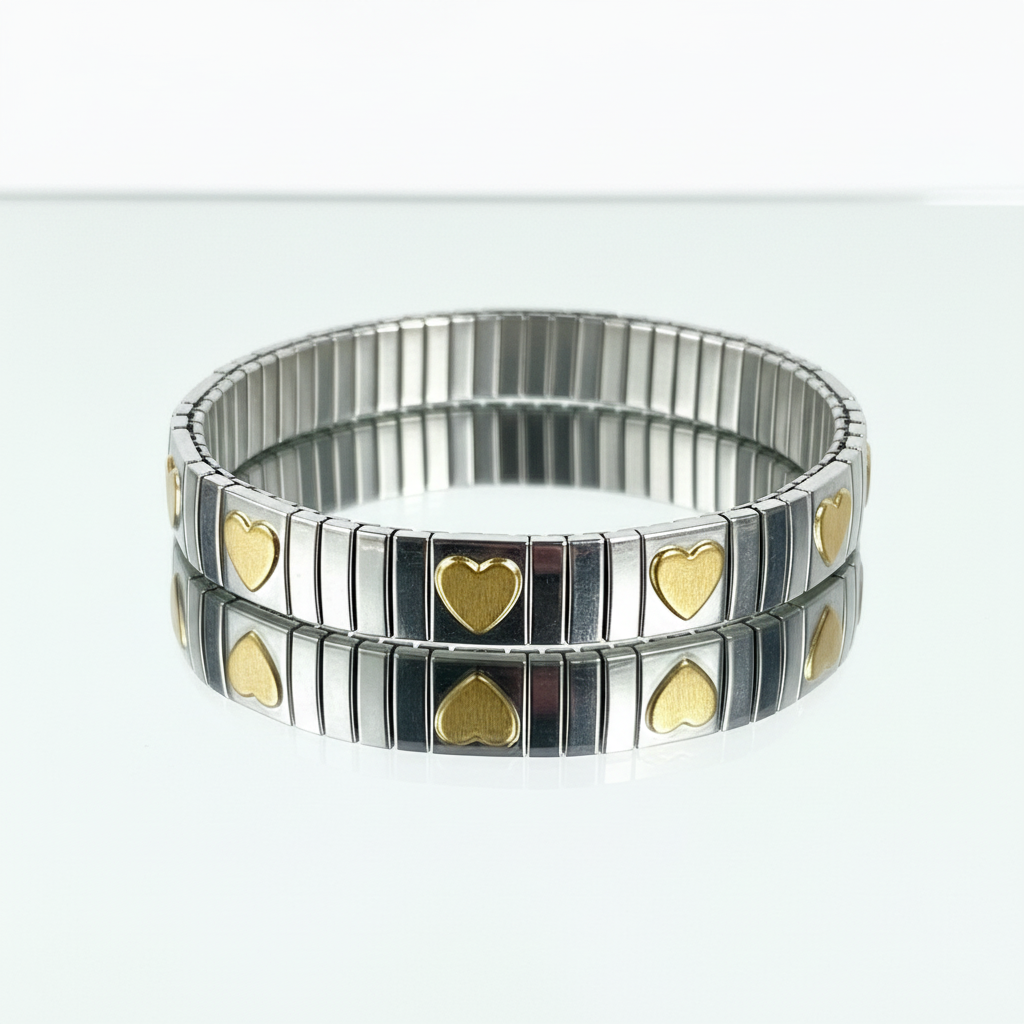 Bracciale elastico silver con cuori gold su sfondo bianco specchiato