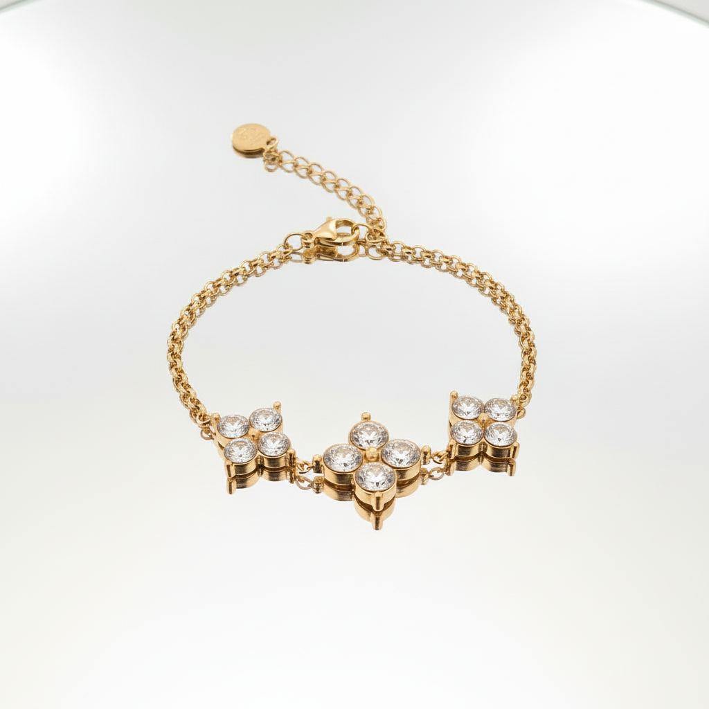 Bracciale gold su sfondo bianco specchiato