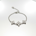 Bracciale su sfondo bianco specchiato