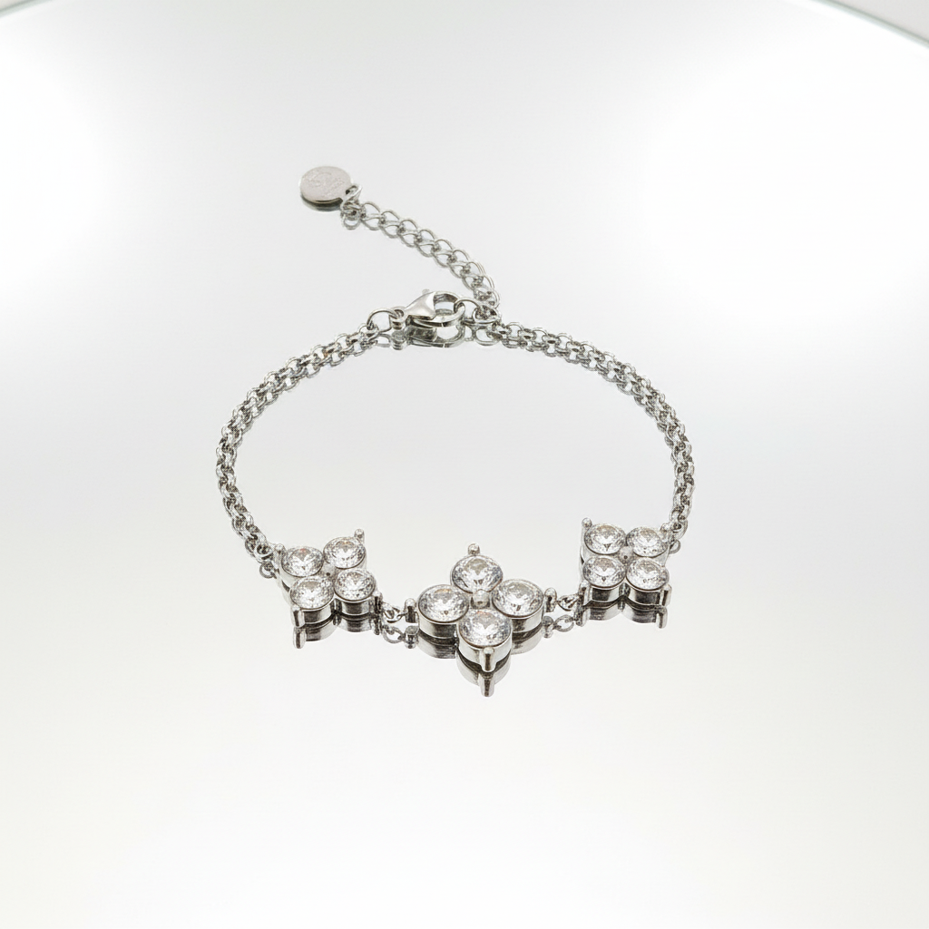 Bracciale su sfondo bianco specchiato