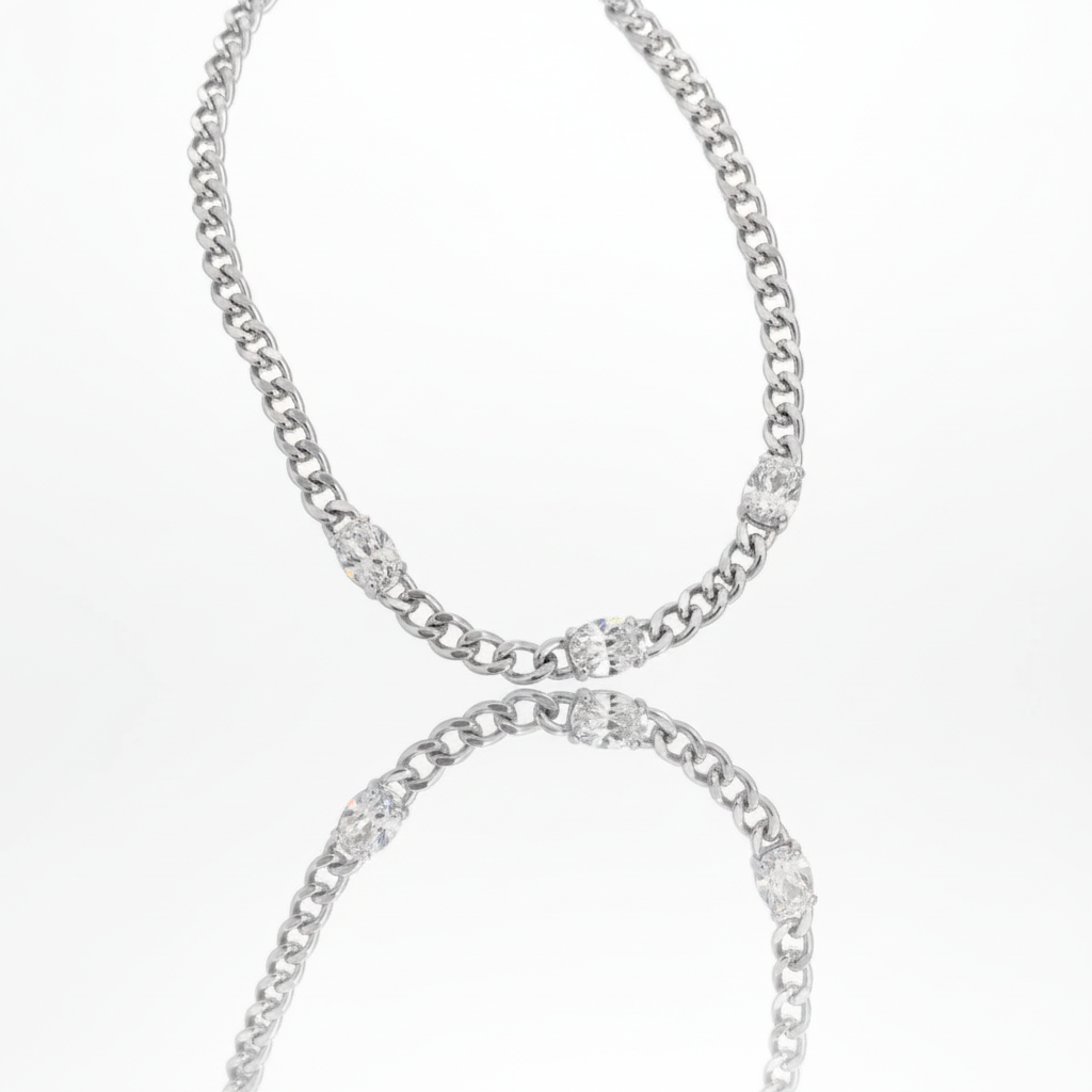 Collana curb chain zirconi - posizione originale su sfondo bianco specchiato