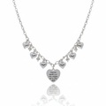 Collana originale sospesa su sfondo bianco specchiato