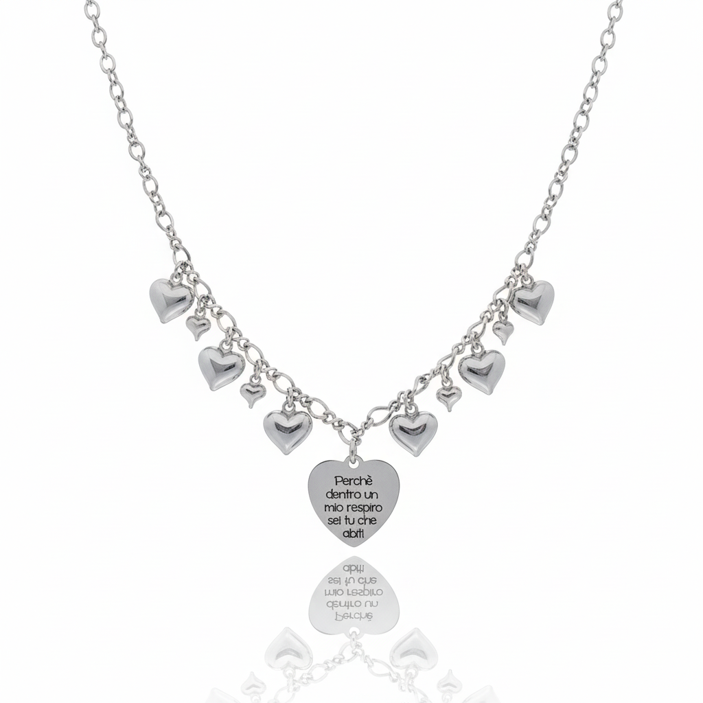 Collana originale sospesa su sfondo bianco specchiato