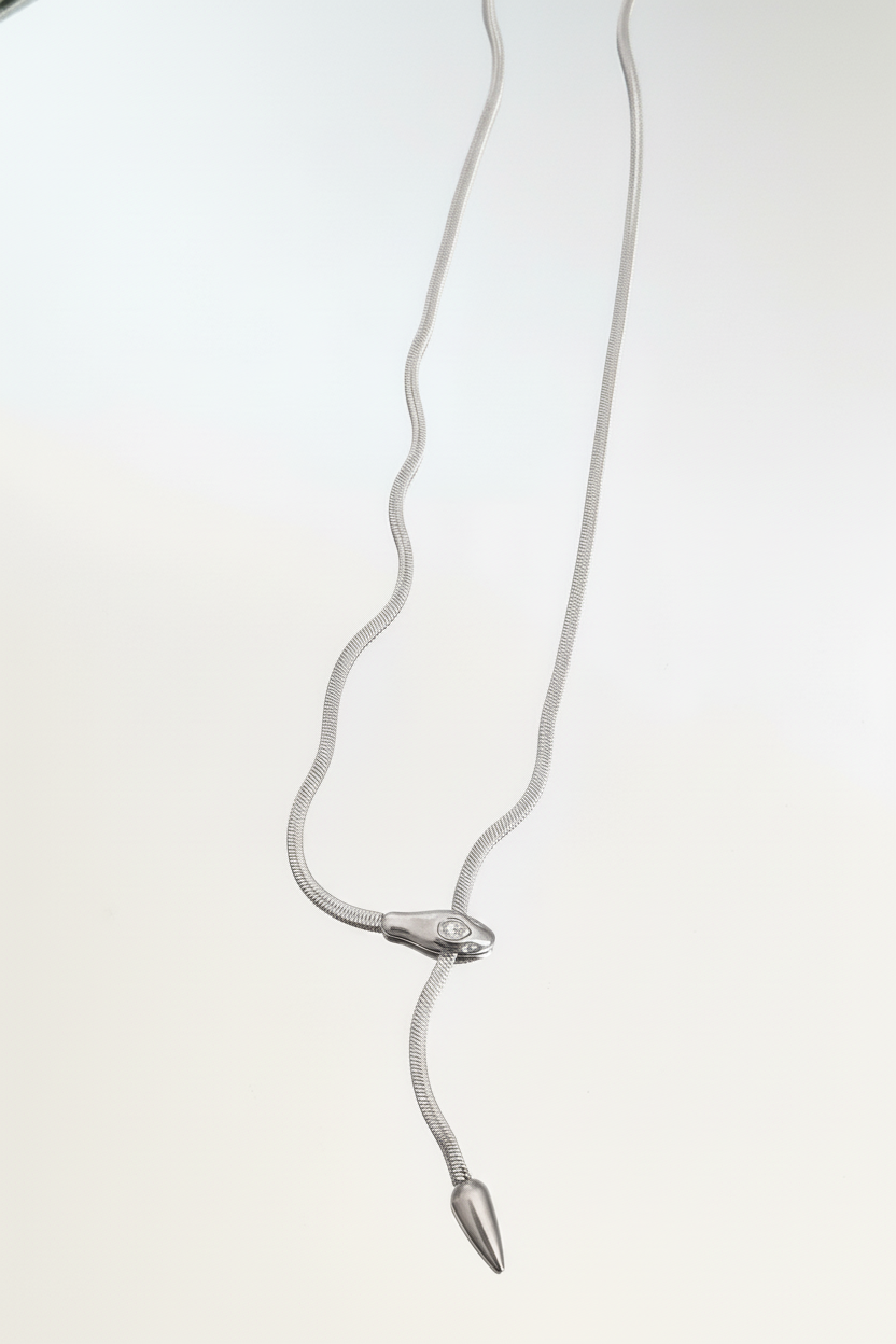 Collana serpente silver su sfondo bianco specchiato