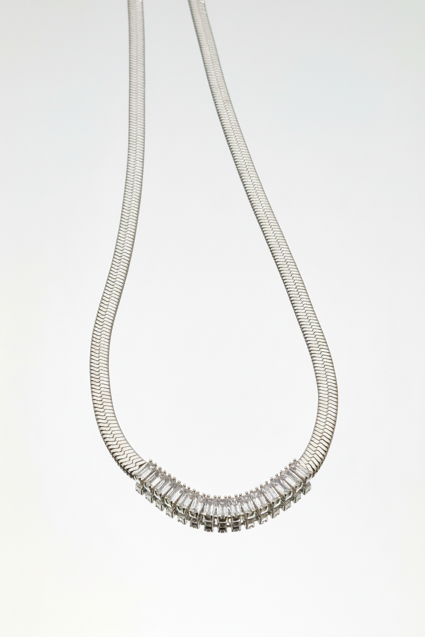 Collana su sfondo bianco specchiato