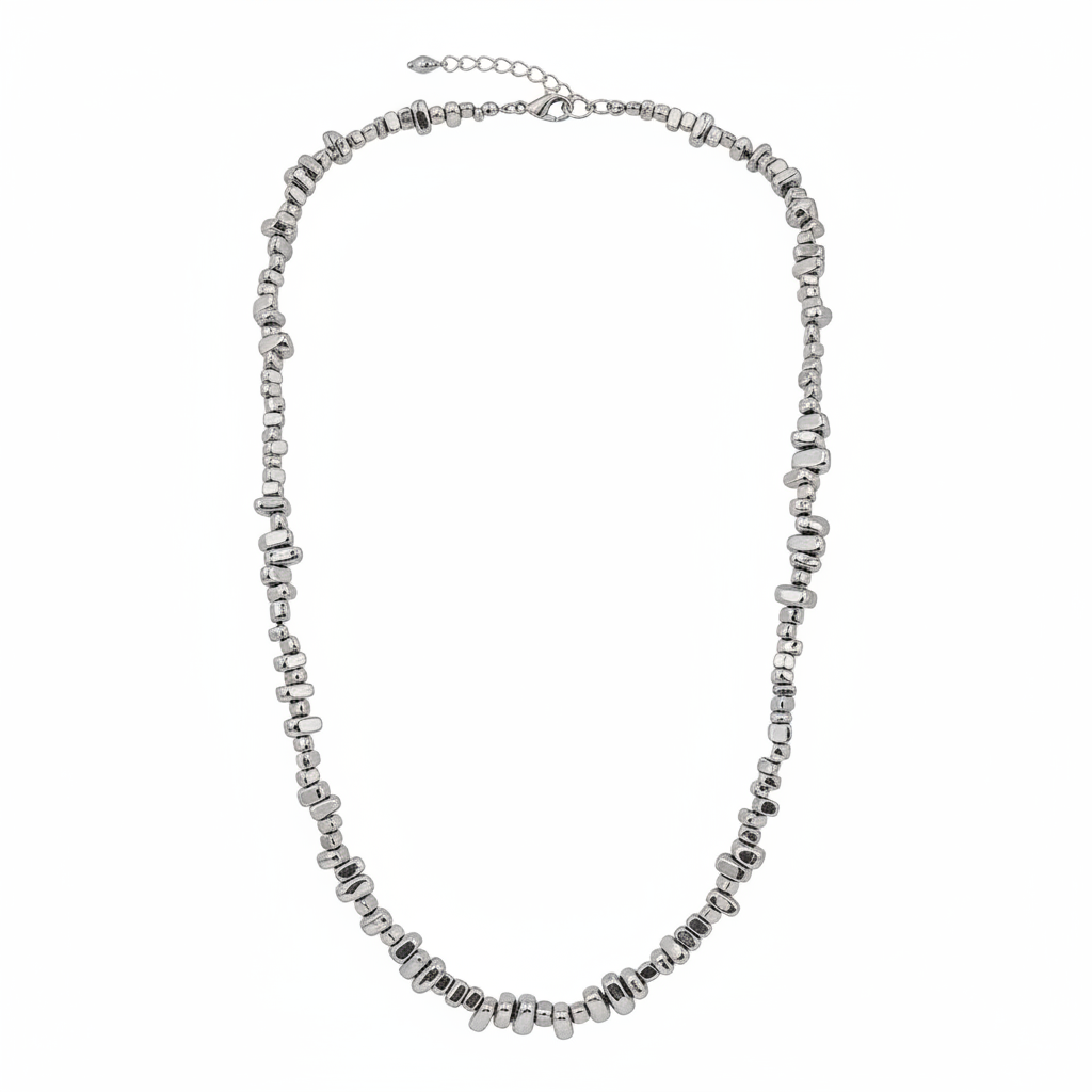 Collana su sfondo bianco