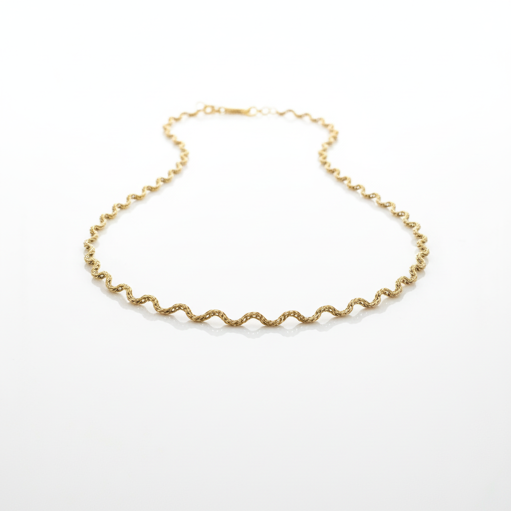 Collana wave gold sfondo bianco specchiato