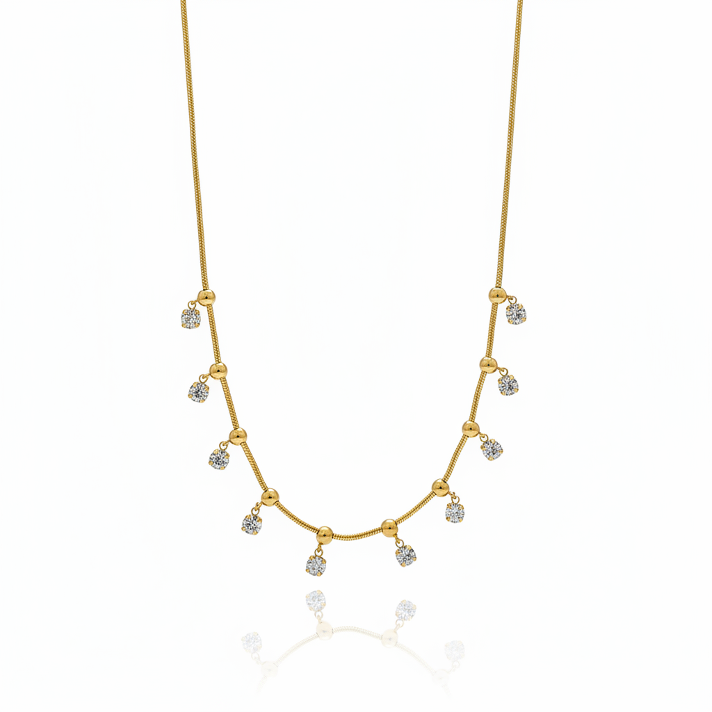 Collana zirconi gold sfondo bianco specchiato