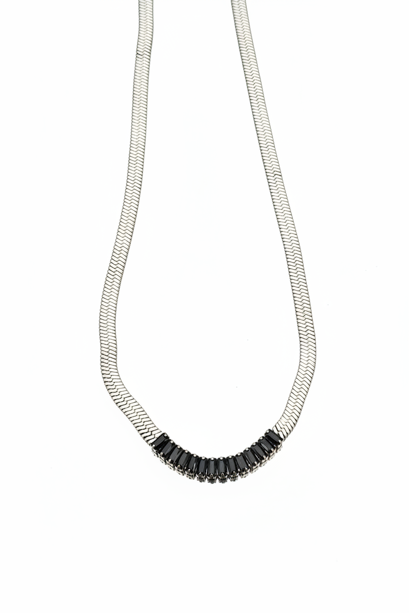 Collana zirconi neri su sfondo bianco specchiato
