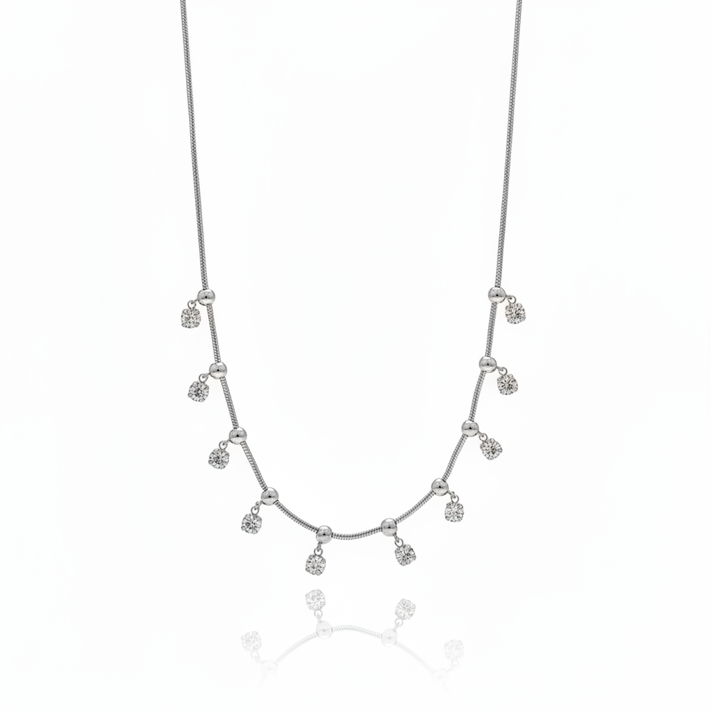 Collana zirconi silver sfondo bianco specchiato