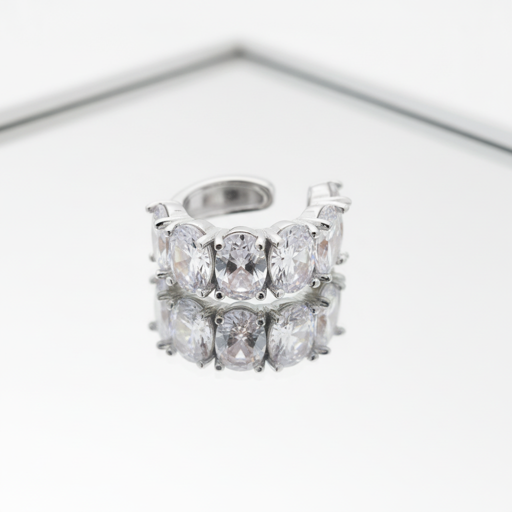 Earcuff silver zirconi ovali sfondo bianco specchiato