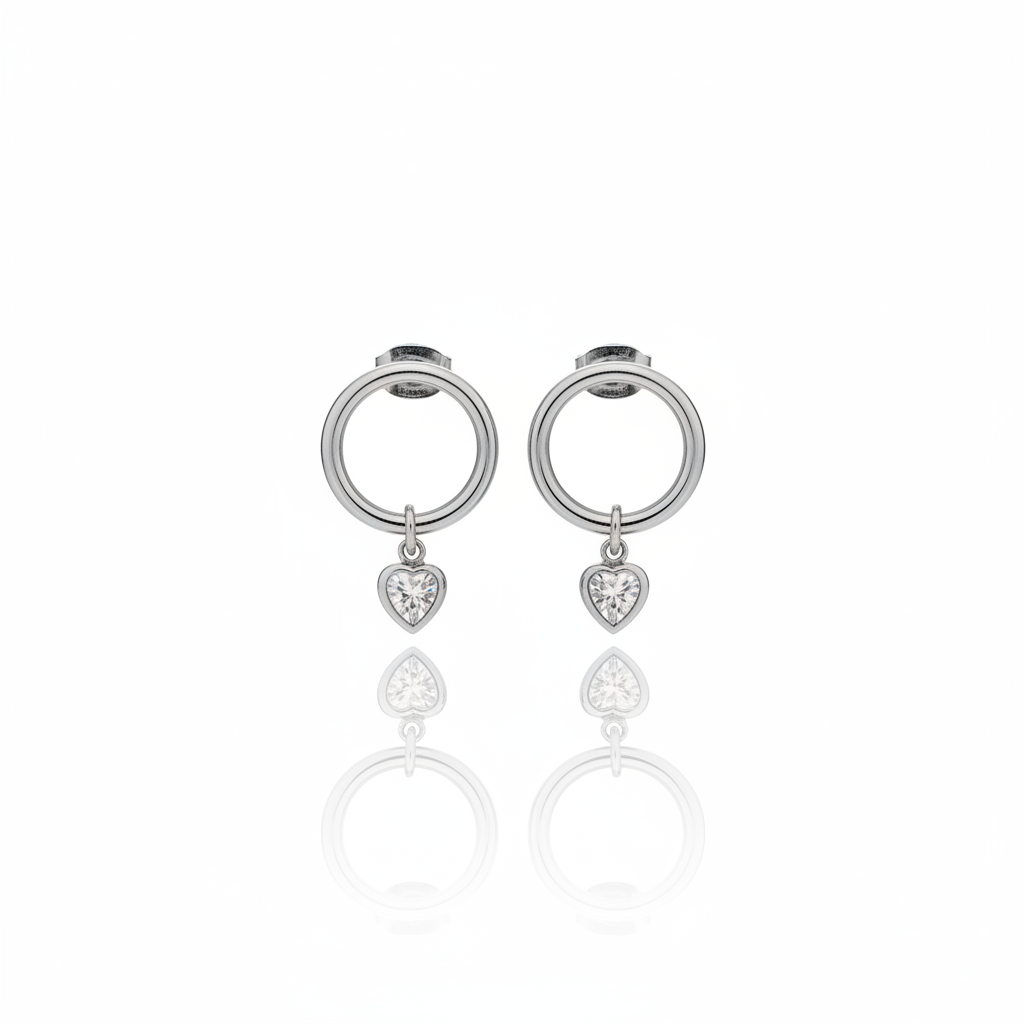 Orecchini cerchio silver cuore pendente sfondo bianco
